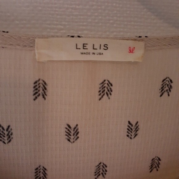 Le lis top m beige tan black leaf pattern shirt blouse medium  bow detail - Picture 2 of 5